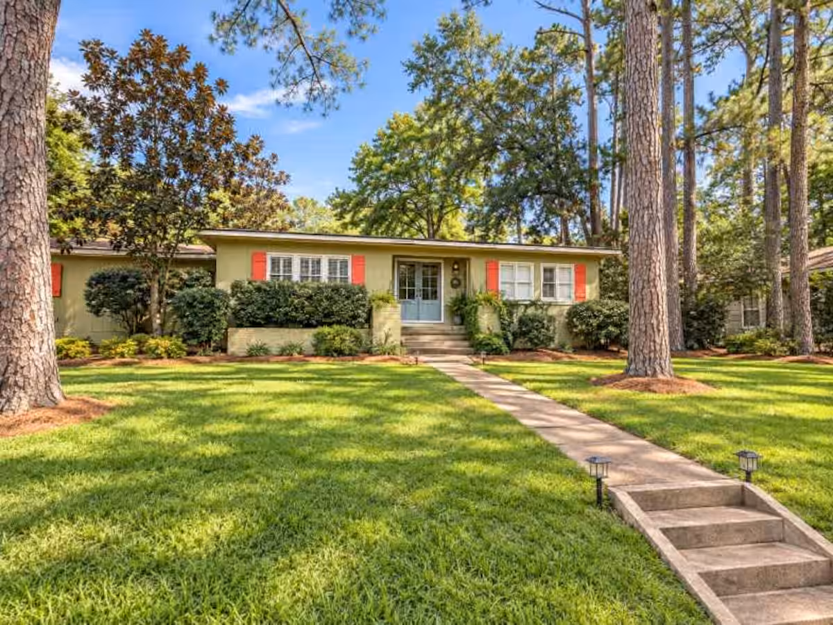 Front lawn and exterior of Woodvale Retreat in Jackson